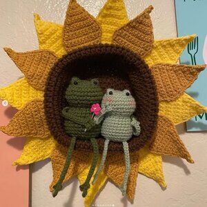 2 Frogs in Love Sitting in a Sunflower Wall Decor